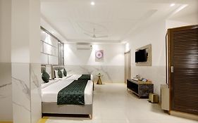 Hotel Delhi 37 By Star Group Near Delhi Airport